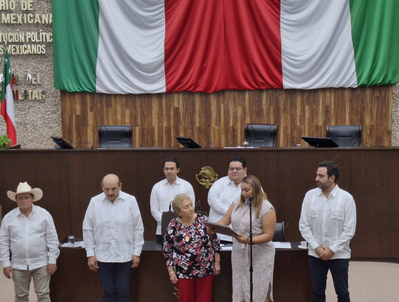 La ceremonia se realizó en la Sesión Solemne del Congreso de Yucatán La ceremonia se realizó en la Sesión Solemne del Congreso de Yucatán
