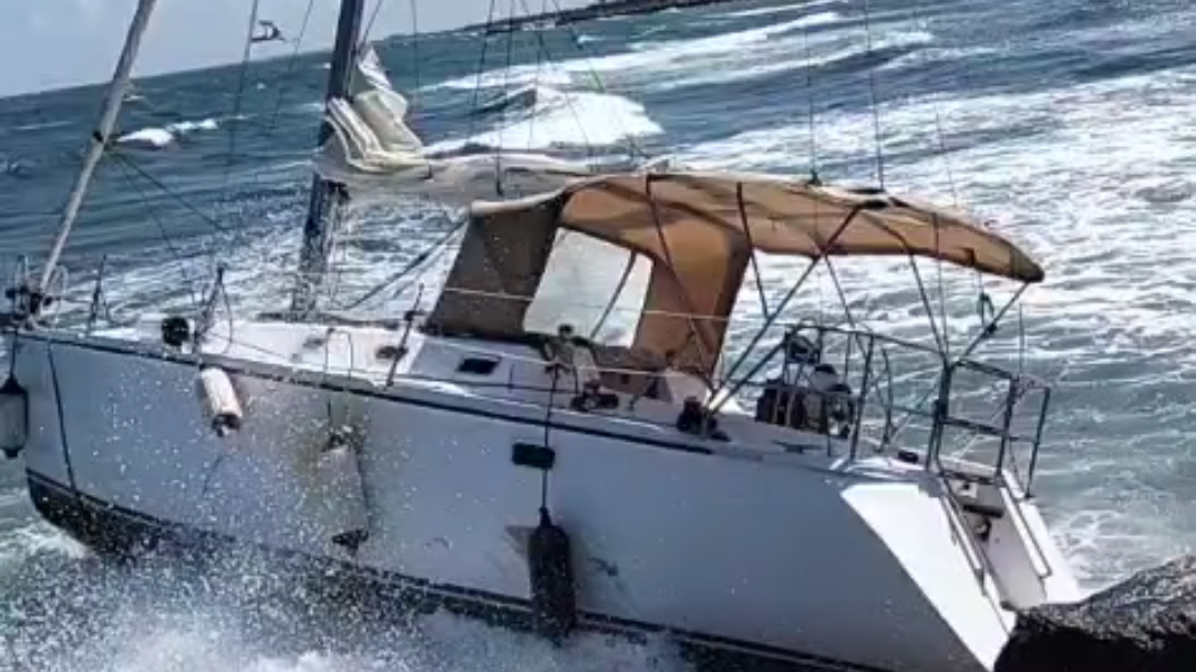La embarcación se vio afectada por el oleaje y viento intenso. La embarcación se vio afectada por el oleaje y viento intenso.