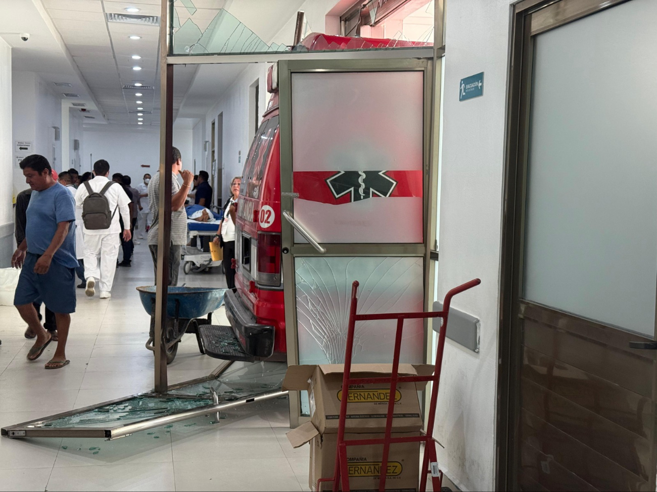 Por fortuna el personal médico que se encontraba cerca de la puerta, logró hacerse un lado y evitar resultar heridos Por fortuna el personal médico que se encontraba cerca de la puerta, logró hacerse un lado y evitar resultar heridos