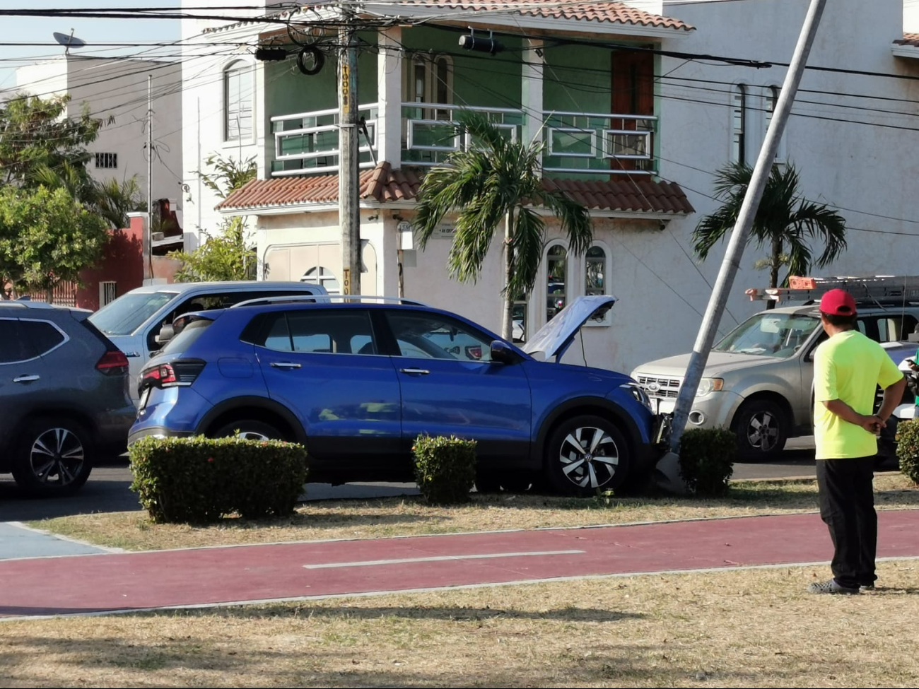 Una Volkswagen Tiguan se quedó sin frenos, provocando una colisión múltiple. Una Volkswagen Tiguan se quedó sin frenos, provocando una colisión múltiple.