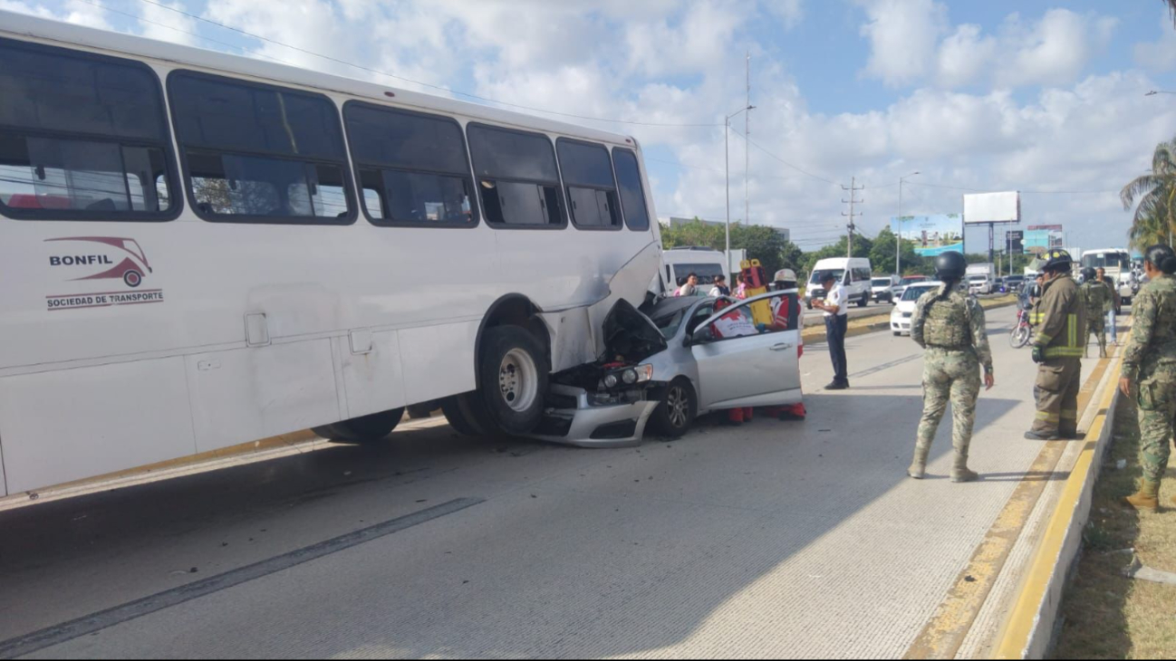 Sobreviven de milagro: Madre e hijo quedan prensados tras chocar contra un camión de transporte público en Cancún