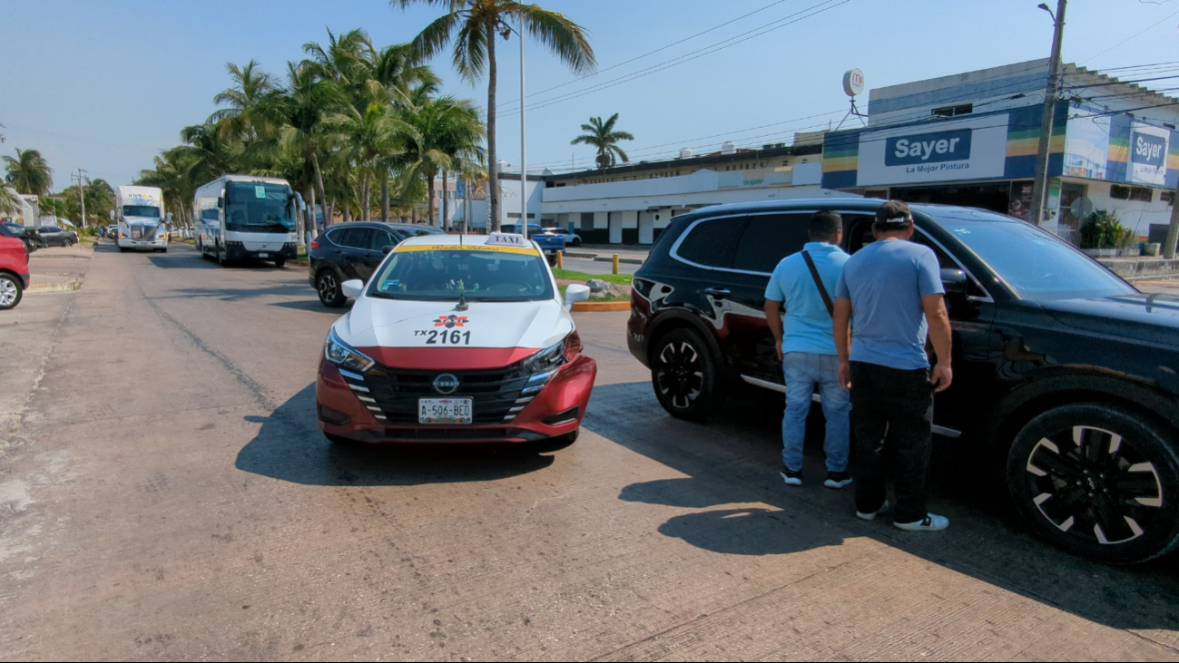 El taxi no guardó la distancia adecuada y chocó por alcance contra la camioneta El taxi no guardó la distancia adecuada y chocó por alcance contra la camioneta