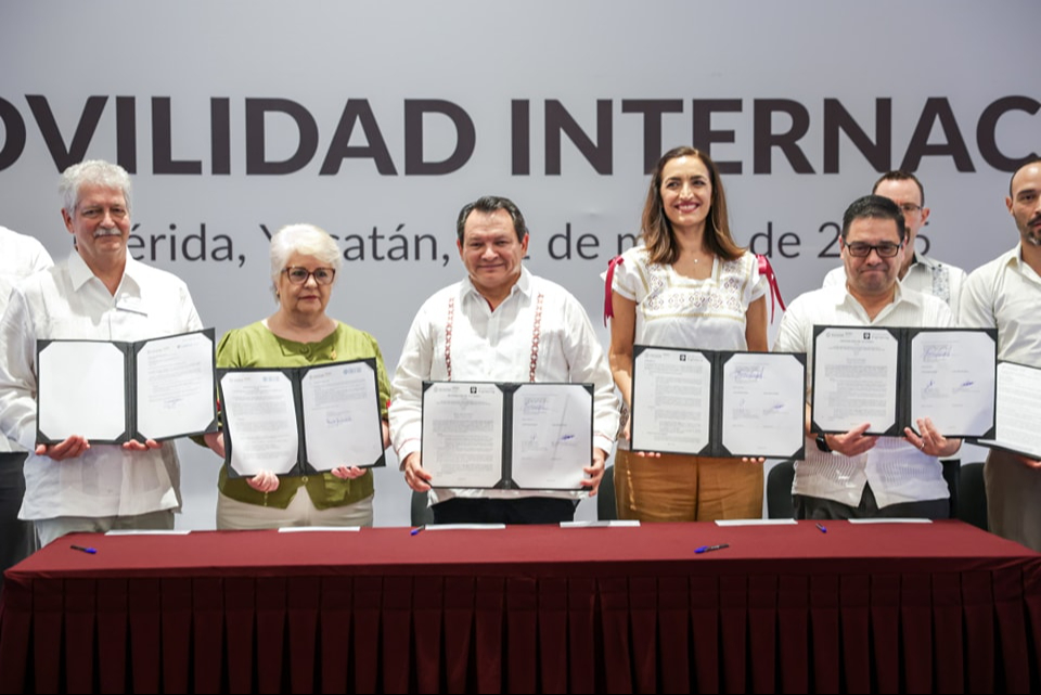 Joaquín Díaz Mena destacó la inversión en beneficio de los estudiantes de Yucatán Joaquín Díaz Mena destacó la inversión en beneficio de los estudiantes de Yucatán