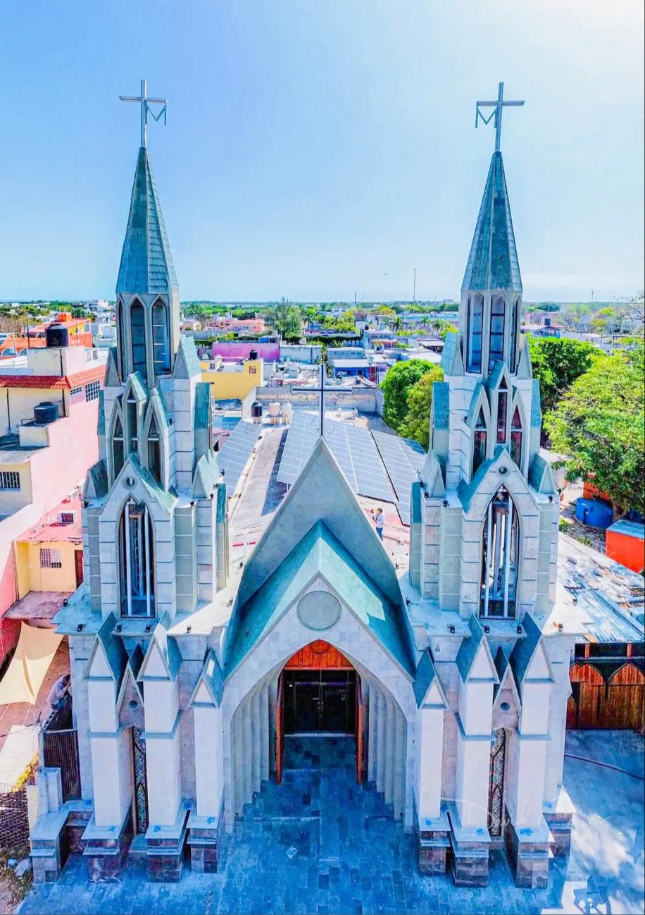 La Parroquia de San Juan Pablo II en Ciudad del Carmen es una de las pocas construcciones neogóticas en Campeche. La Parroquia de San Juan Pablo II en Ciudad del Carmen es una de las pocas construcciones neogóticas en Campeche.