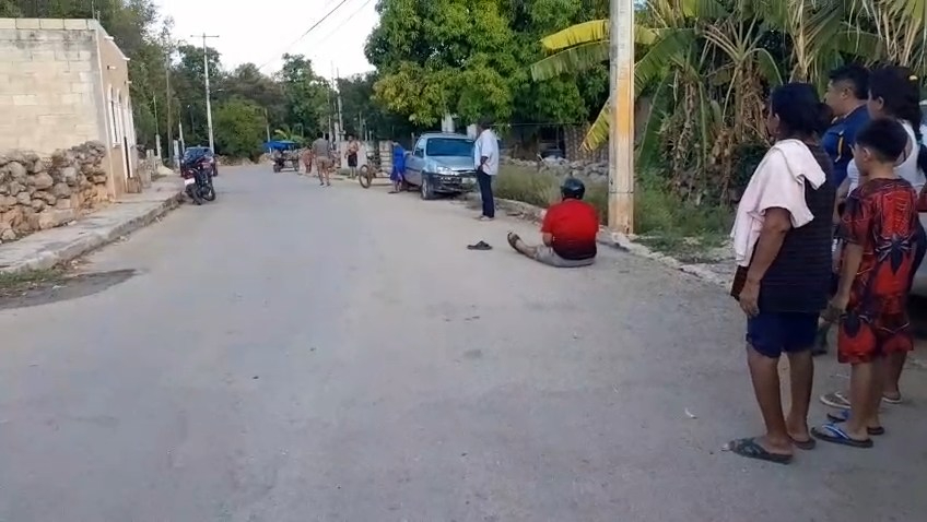 Motociclista derrapa y sufre lesiones en el rostro en el barrio de Puliaxche, en Calkiní. Motociclista derrapa y sufre lesiones en el rostro en el barrio de Puliaxche, en Calkiní.