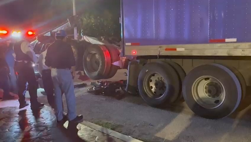 Motociclista se salva de ser aplastado por tráiler en Calkiní