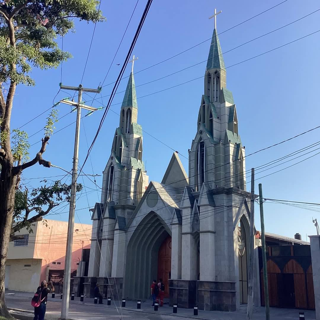 Se ubica en la colonia Puesta del Sol y sorprende por su diseño poco común en la Isla. Se ubica en la colonia Puesta del Sol y sorprende por su diseño poco común en la Isla.