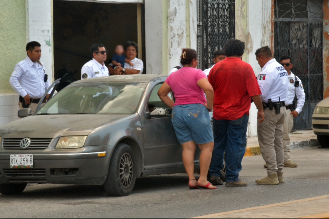 Un automóvil fue reportado por ciudadanos debido a su actitud sospechosa.