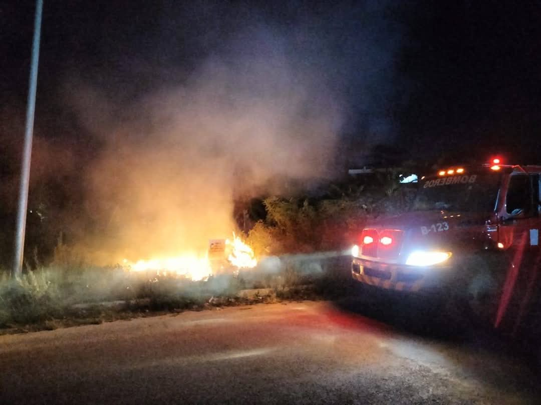 Bomberos sofocan incendio cerca de escuela primaria en Escárcega