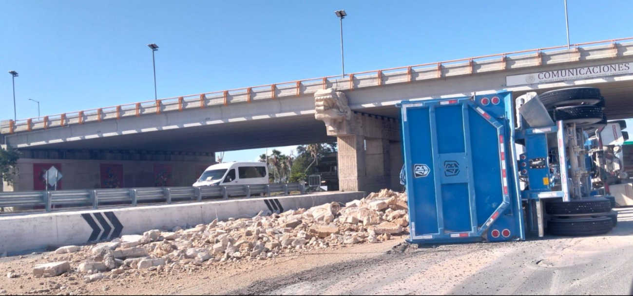 Lesionados y daños materiales:  Camión  de carga sufre aparatoso accidente en el boulevard Luis Donaldo Colosio de Cancún