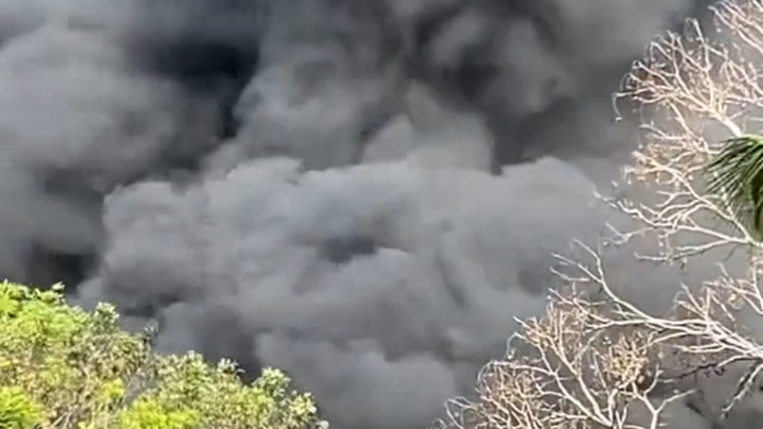 Evacúan secundaria en Bécal por fuerte incendio en taller de electrodomésticos Evacúan secundaria en Bécal por fuerte incendio en taller de electrodomésticos