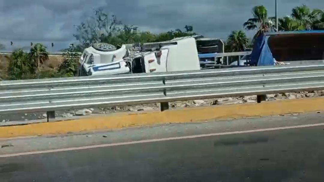 Lesionados y daños materiales: Camión de carga sufre aparatoso accidente en el boulevard Luis Donaldo Colosio de Cancún Lesionados y daños materiales: Camión de carga sufre aparatoso accidente en el boulevard Luis Donaldo Colosio de Cancún