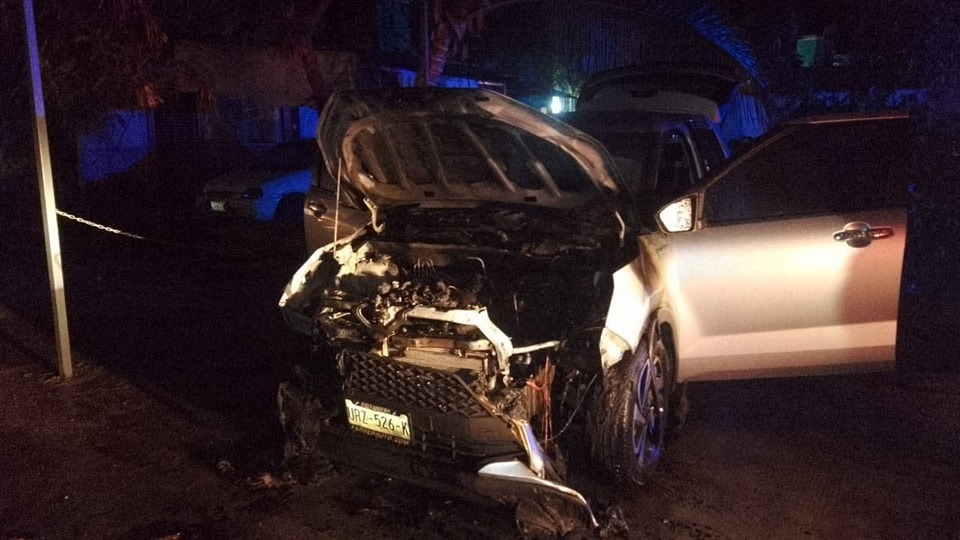 Incendio de dos vehículos en Chetumal moviliza a cuerpos de emergencia y autoridades 