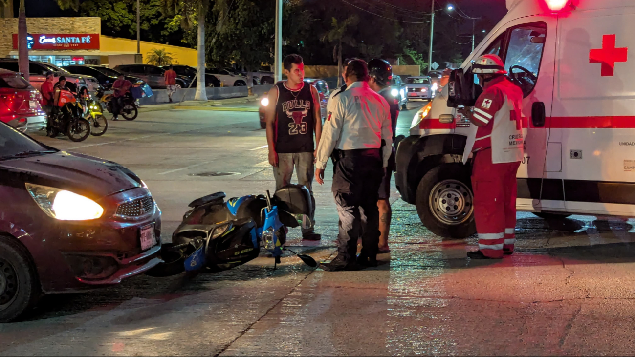 Accidente entre auto y motocicleta deja una mujer lesionada en Ciudad del Carmen