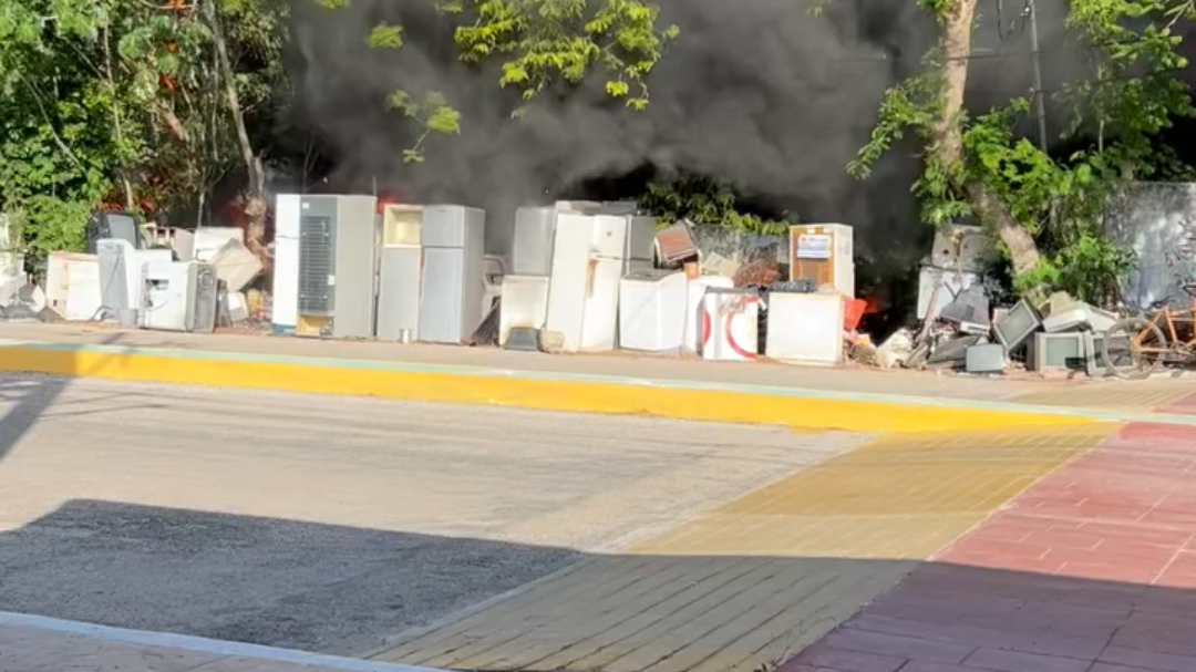 Se incendia predio con tanques de gas frente a secundaria en Bécal Se incendia predio con tanques de gas frente a secundaria en Bécal