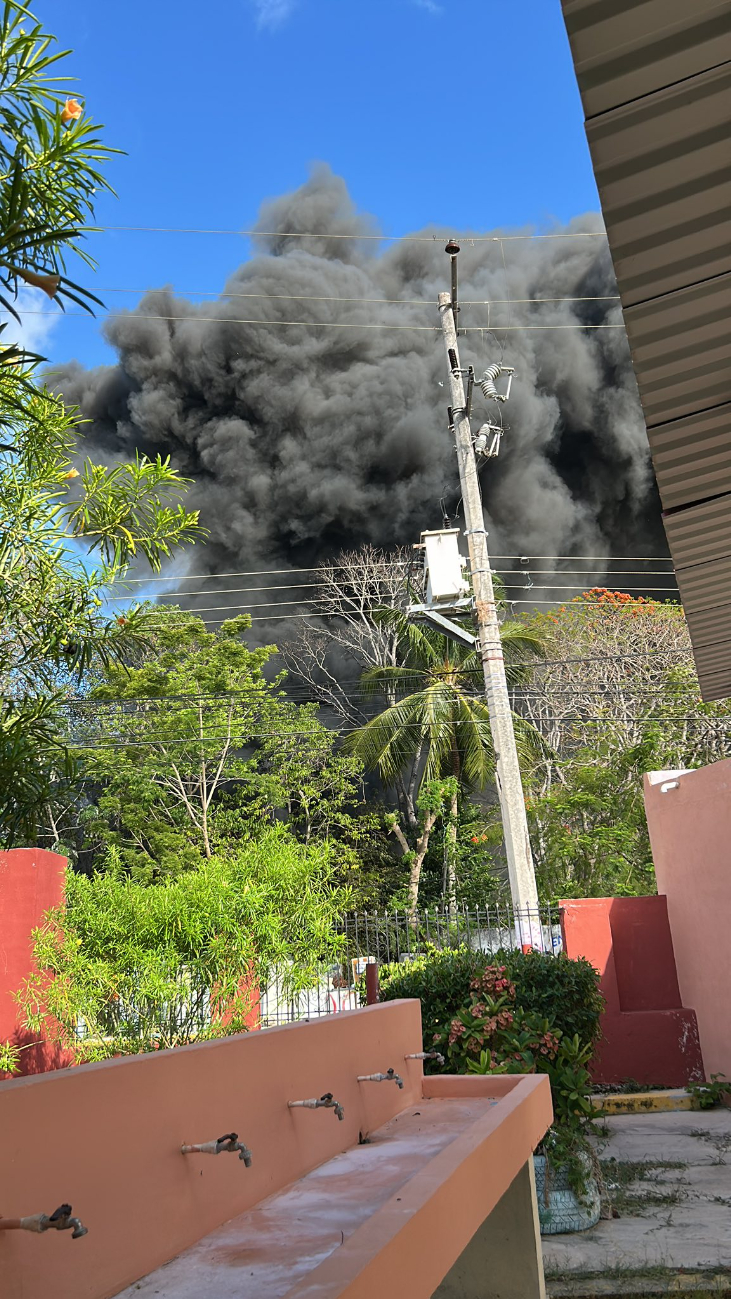 Emergencia en Bécal; se incendia predio con tanques de gas frente a secundaria