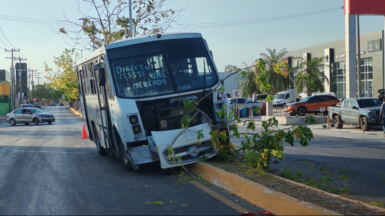Un camión urbano chocó con un auto en la avenida Maestros Campechanos. Un camión urbano chocó con un auto en la avenida Maestros Campechanos.