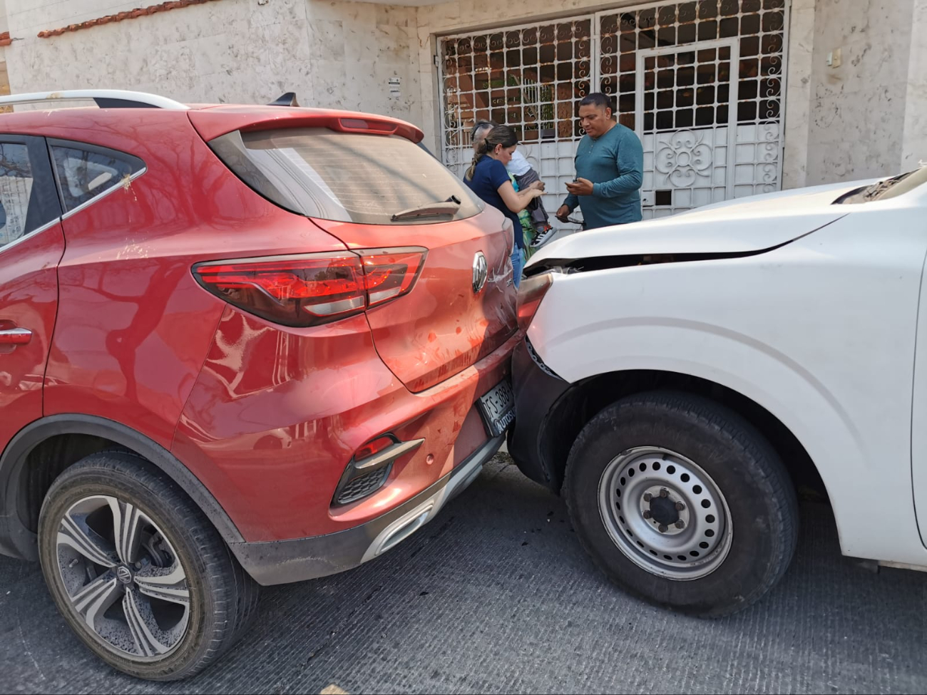 Volkswagen Jetta impacta contra dos camionetas estacionadas. Volkswagen Jetta impacta contra dos camionetas estacionadas.