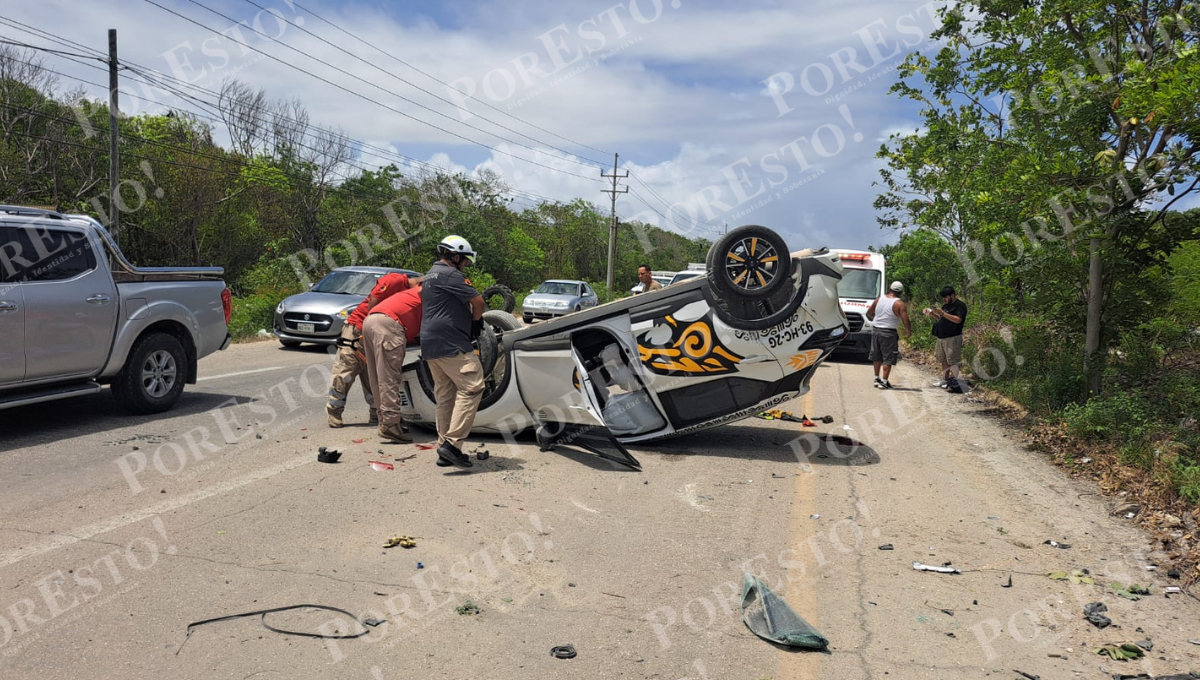 Conductor se “echa una pestañita" y termina volcado en la carretera federal 307, tramo Tulum 