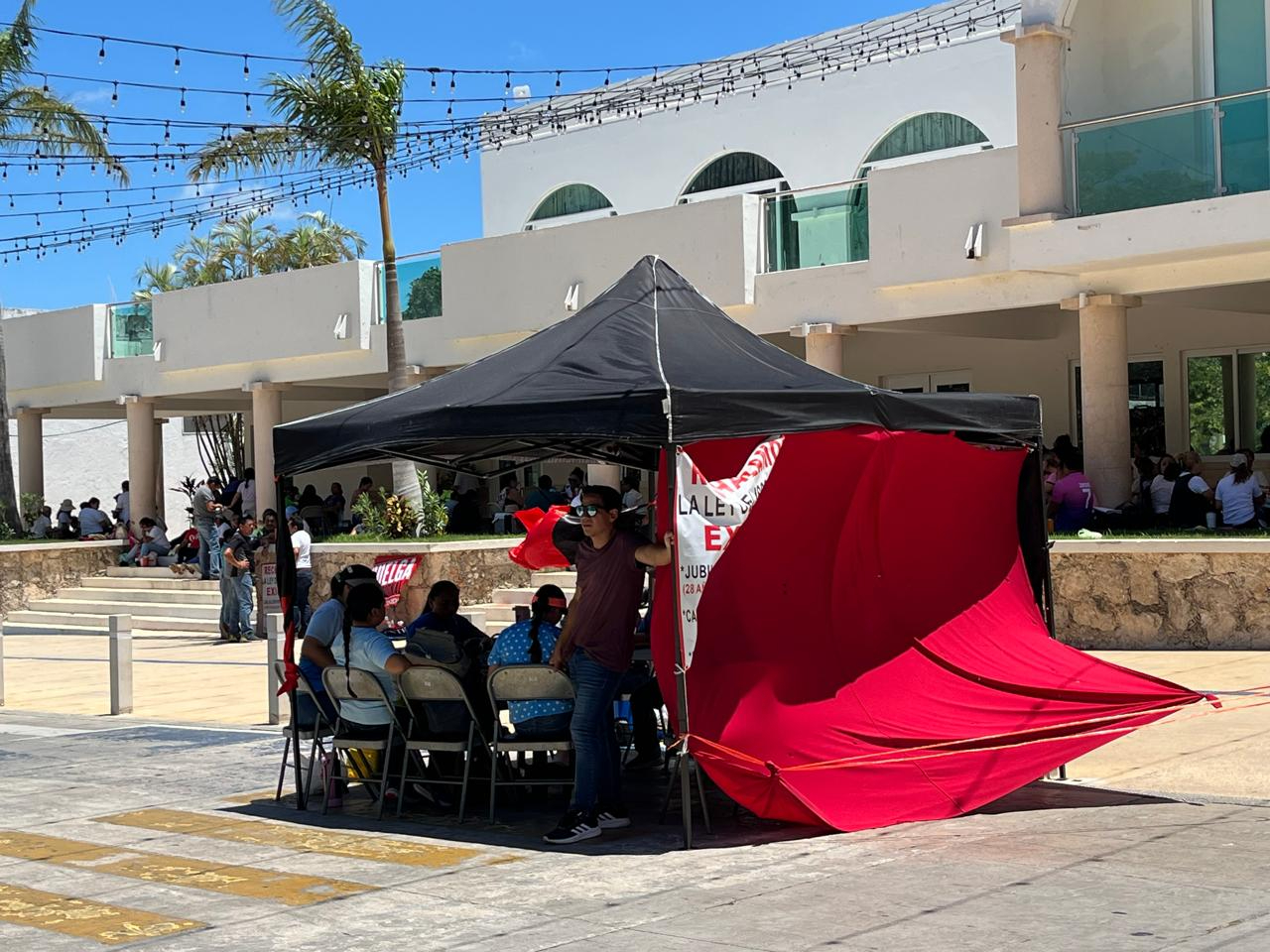 Docentes de Tizimín indican que si no se cumplen sus demandas cerrarán la calle 51 las 24 horas del día Docentes de Tizimín indican que si no se cumplen sus demandas cerrarán la calle 51 las 24 horas del día