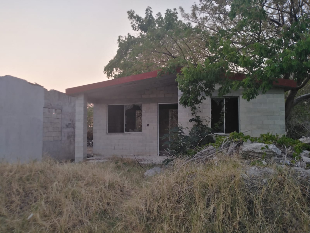 Los habitantes de Sabancuy califican como injusto que haya personas sin vivienda propia, cuando hay predios deshabitados. Los habitantes de Sabancuy califican como injusto que haya personas sin vivienda propia, cuando hay predios deshabitados.