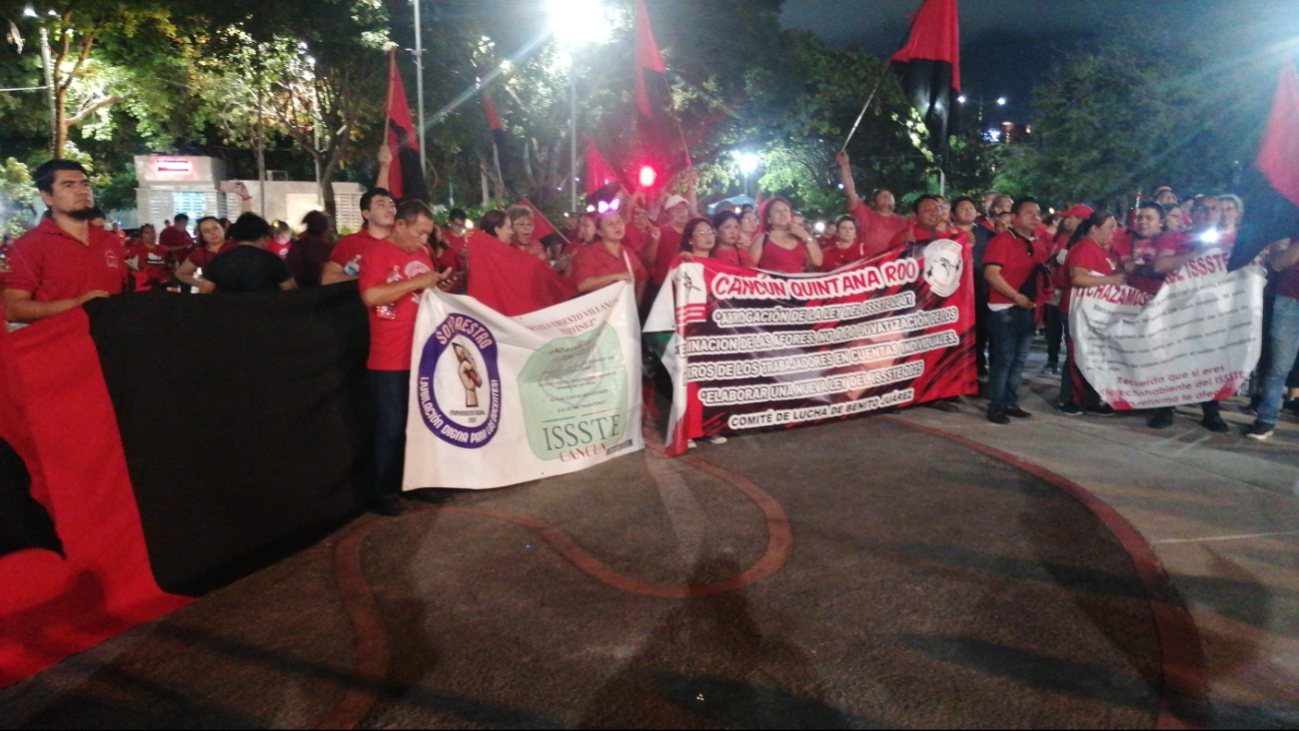 Los manifestantes recorrieron diferentes vialidades con sus mantas. Los manifestantes recorrieron diferentes vialidades con sus mantas.