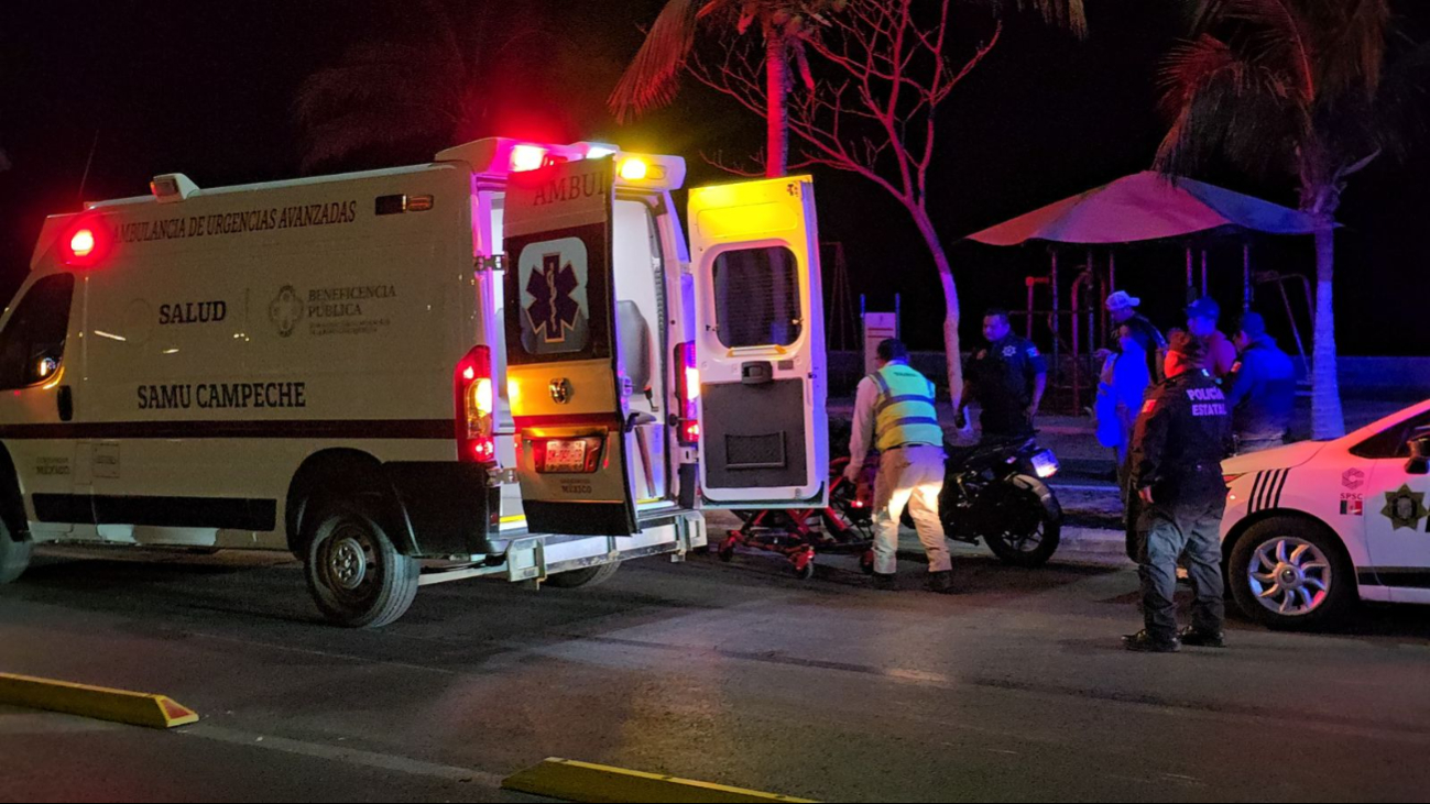 Motociclista distraído en Campeche choca con topes del tren ligero y termina en el hospital