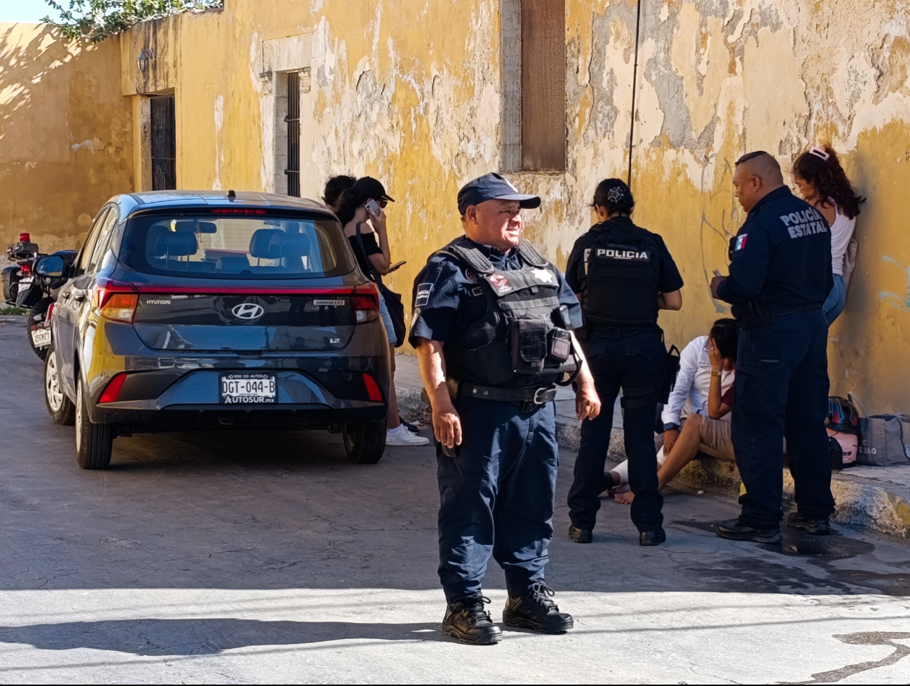 Paramédicos atienden a joven Paramédicos atienden a joven