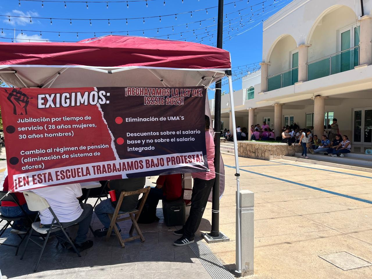 Profesores que piden mejores condiciones laborales han estado en estos días plantados únicamente durante el transcurso de la mañana. Profesores que piden mejores condiciones laborales han estado en estos días plantados únicamente durante el transcurso de la mañana.