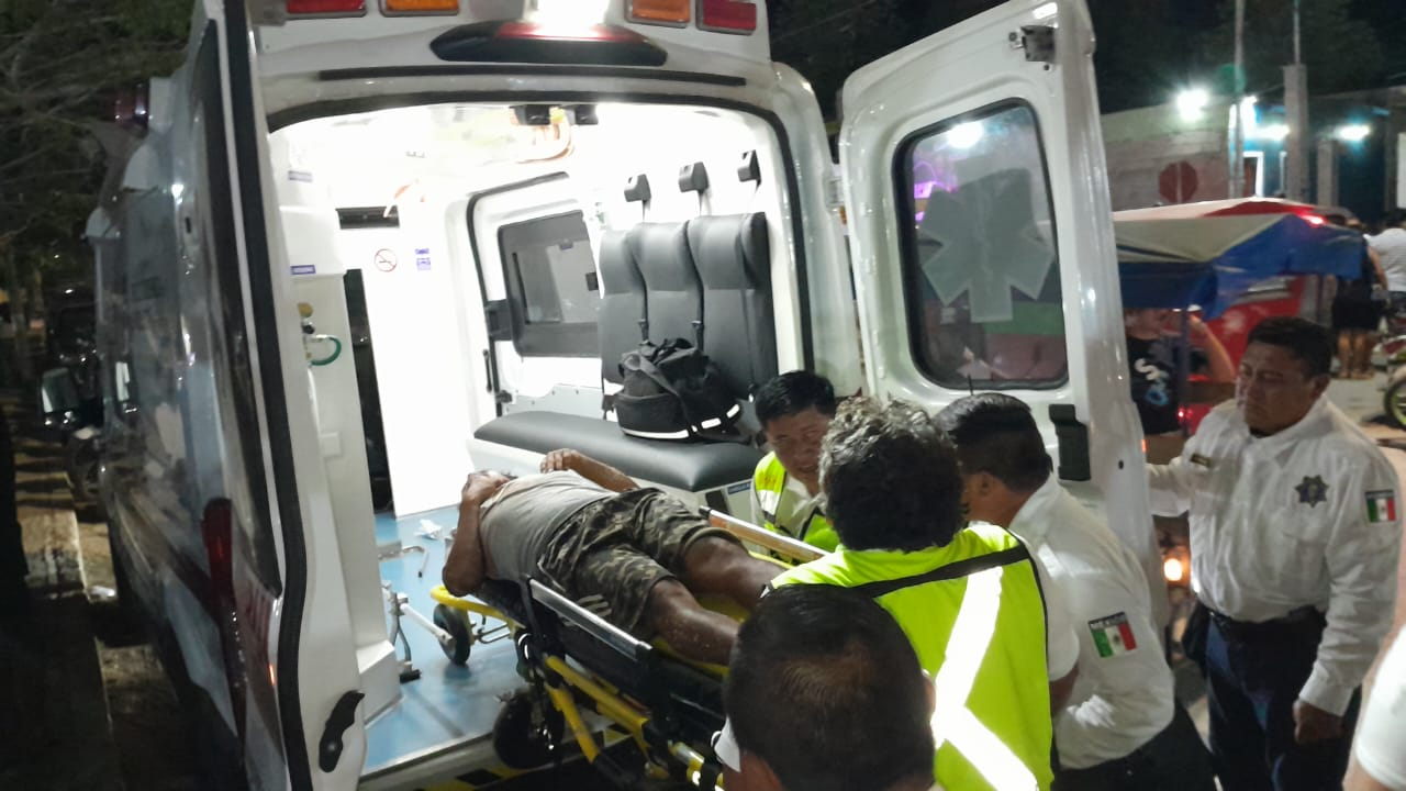 Sorprende al personal médico al pedir una caguama al llegar al hospital.