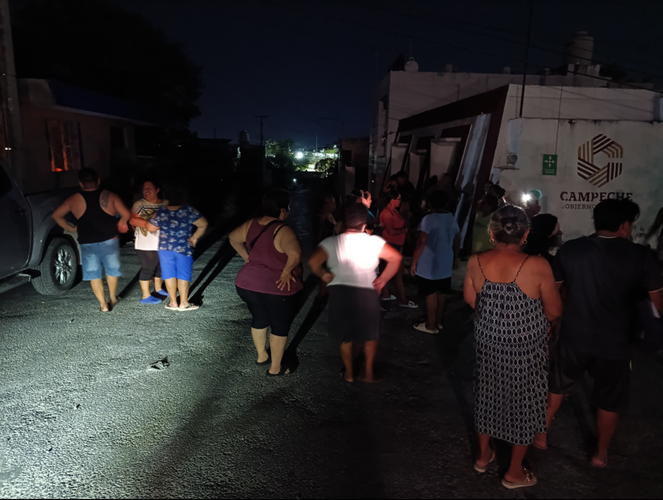 ¡15 días sin luz! Vecinos bloquean calles en Josefa Ortiz de Domínguez, Campeche 