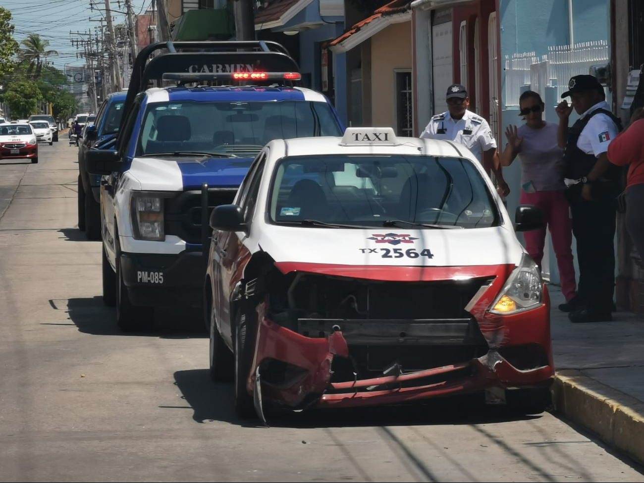 Choque entre taxi y camión repartidor en el Centro de Carmen deja daños materiales.