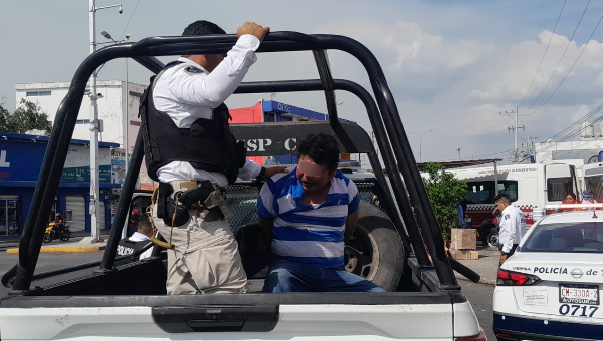 Padre tunde a golpes a carterista en Campeche tras sorprenderlo robándole a su hija   