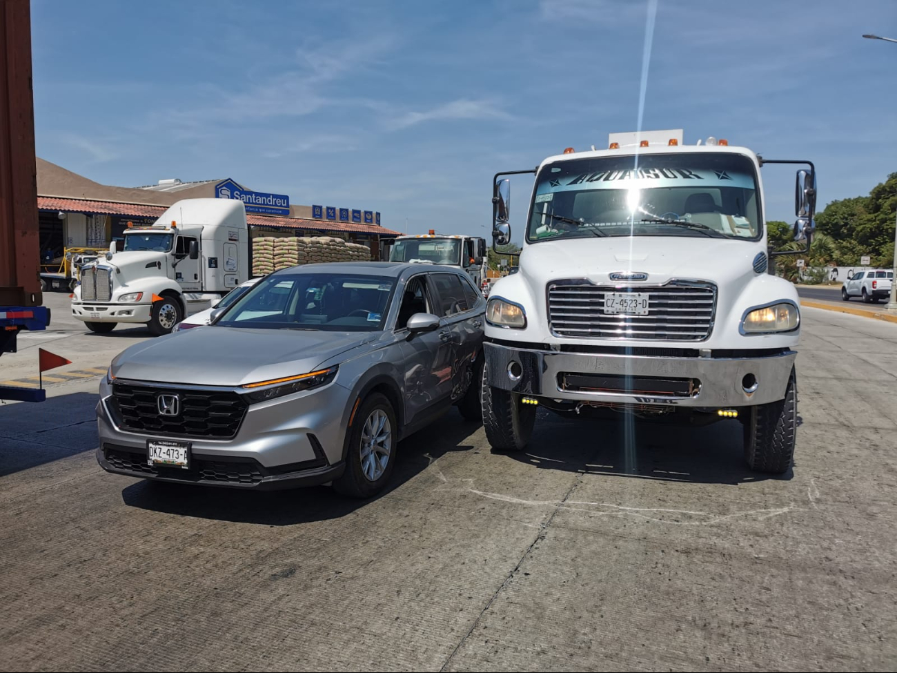 Choque entre pipa y camioneta causa caos vial en Ciudad del Carmen