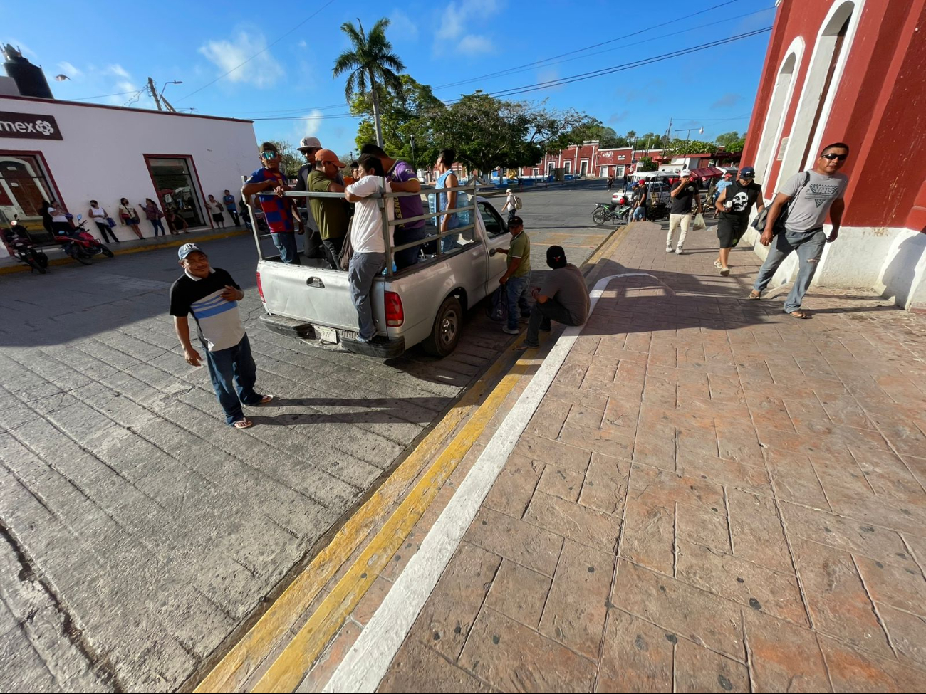 Hay empresas que fletan transporte para llevar diario a los trabajadores, lo cual ha facilitado el éxodo Hay empresas que fletan transporte para llevar diario a los trabajadores, lo cual ha facilitado el éxodo