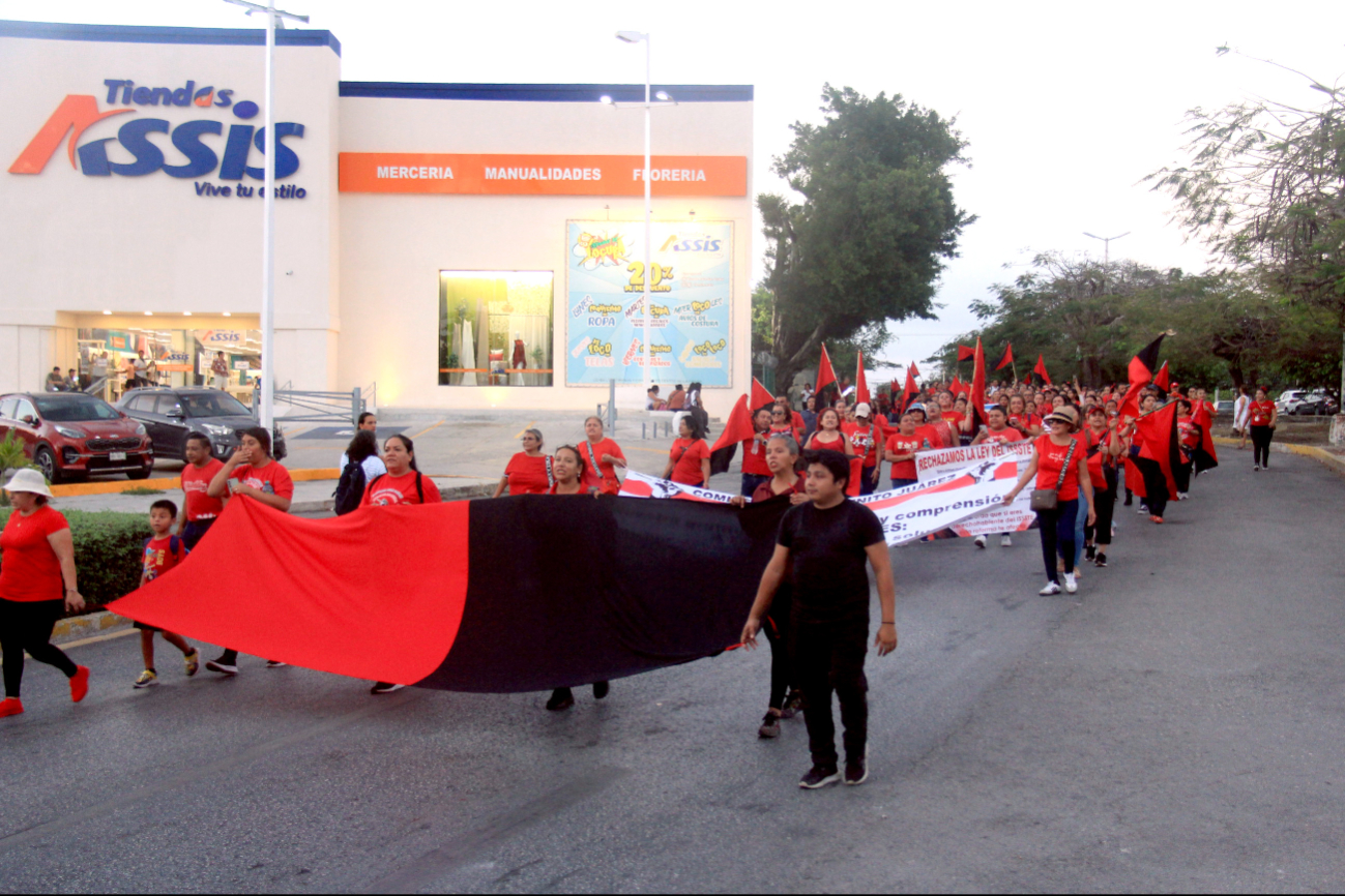 Por la mañana, algunos docentes colgaron banderas y vistieron de rojo y negro, en apoyo a la manifestación Por la mañana, algunos docentes colgaron banderas y vistieron de rojo y negro, en apoyo a la manifestación