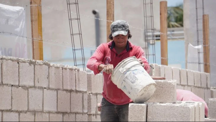 Albañil sufre golpe de calor en Ciudad del Carmen; sindicato pide frenar labores al mediodía
