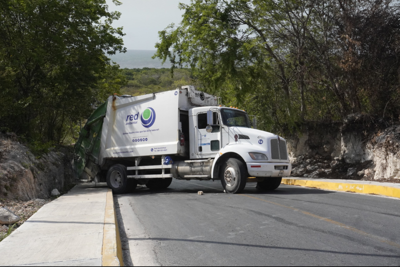 Camión de Red Ambiental paraliza tránsito al quedarse varado en el Sendero Seguro de Campeche