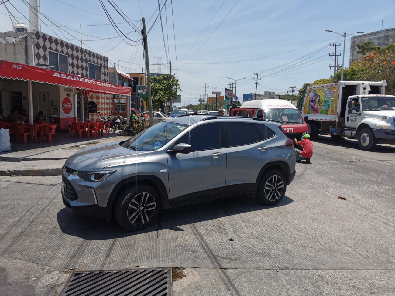 Aparatoso choque entre combi y camioneta provoca caos vial en Ciudad del Carmen