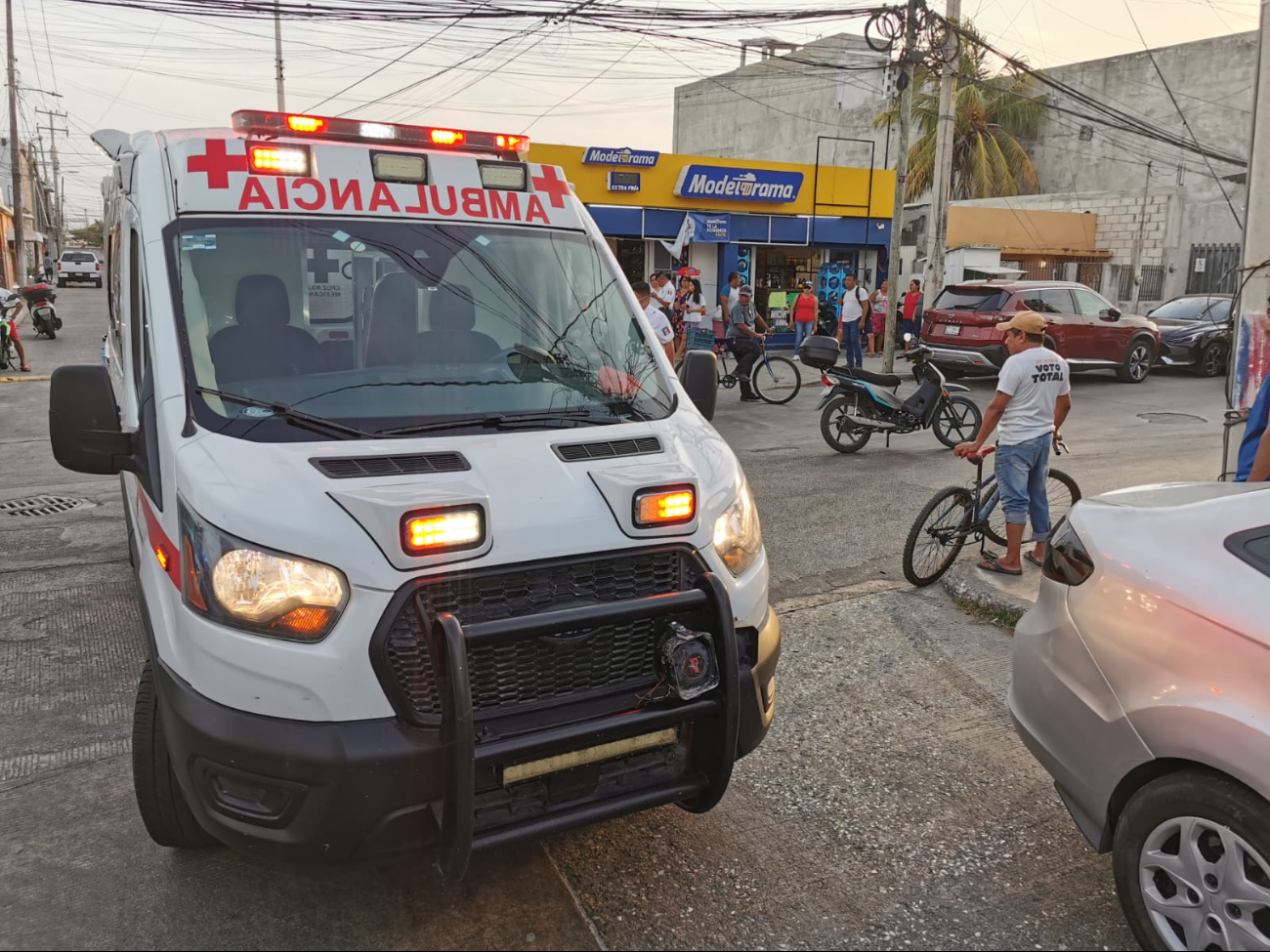 Mujer sufre múltiples fracturas tras choque entre motocicletas en Ciudad del Carmen