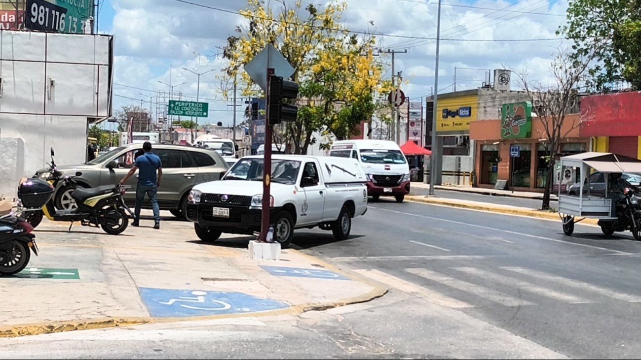 Infarto fulminante sorprende a hombre mientras esperaba en unos laboratorios de Campeche