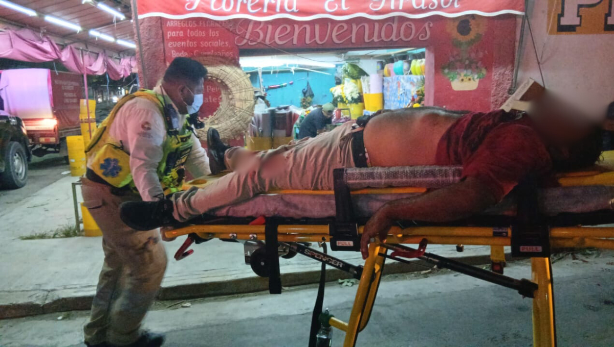 Paramédicos rescatan a hombre que se autolesionó en una florería Paramédicos rescatan a hombre que se autolesionó en una florería