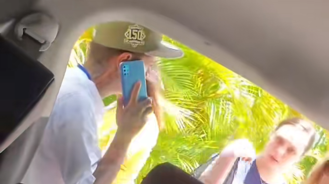 Trabajador de taxistas agrede a turistas por querer tomar un servicio de transporte de aplicación en el aeropuerto de Cancún Trabajador de taxistas agrede a turistas por querer tomar un servicio de transporte de aplicación en el aeropuerto de Cancún
