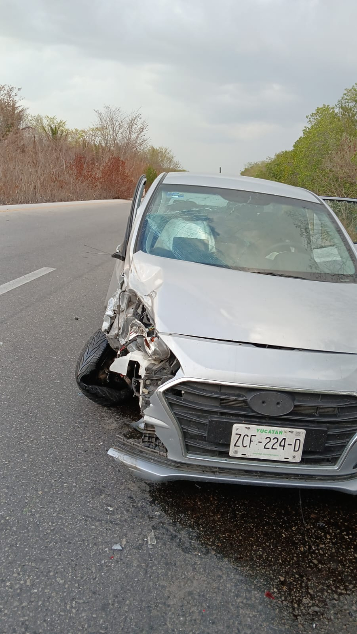 Un Mazda negro, con familia a bordo, fue embestido por un Hyundai mientras estaba estacionado en el derecho de vía. Un Mazda negro, con familia a bordo, fue embestido por un Hyundai mientras estaba estacionado en el derecho de vía.