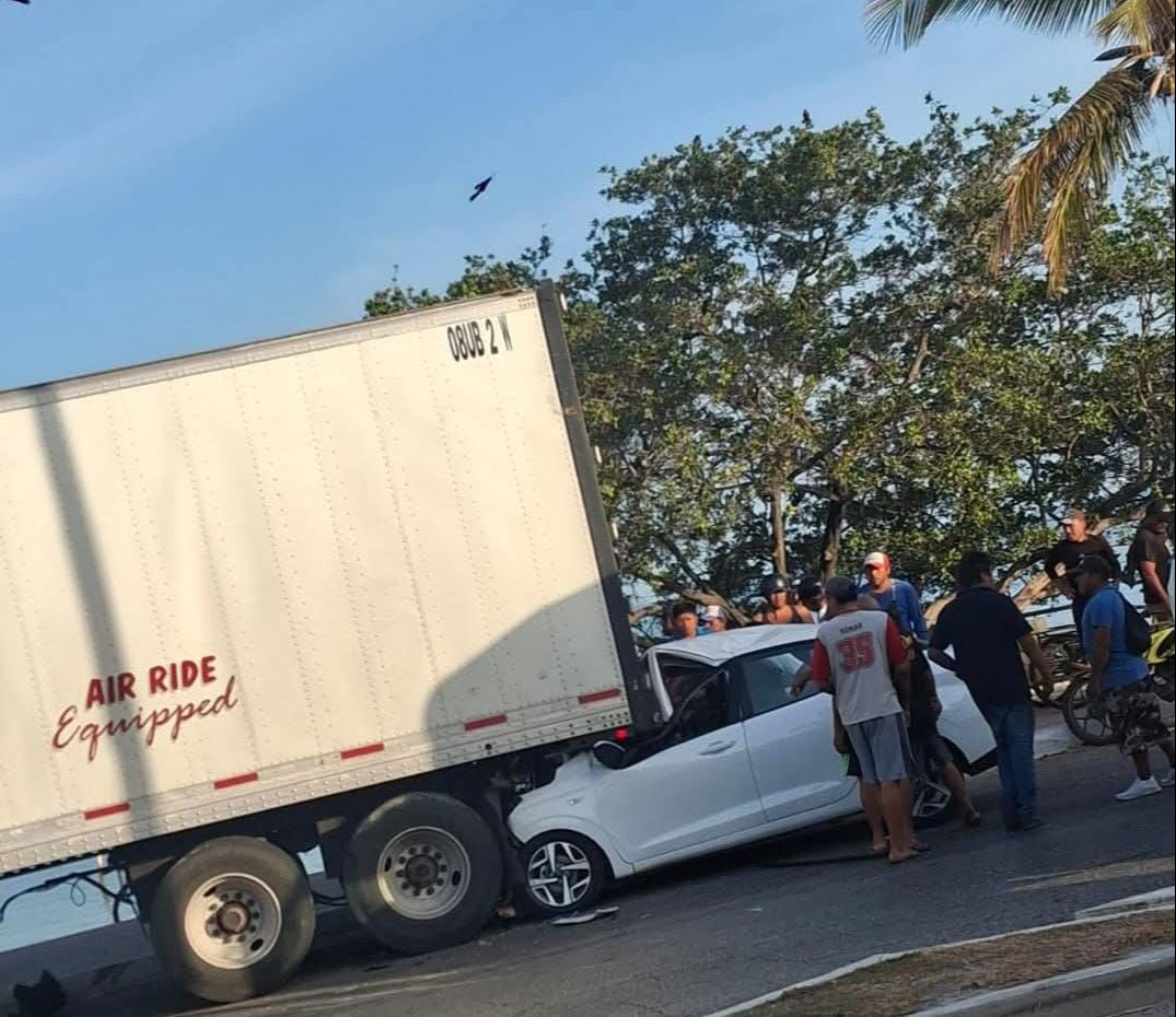 Dos heridos de gravedad deja choque contra tráiler en el malecón de Champotón Dos heridos de gravedad deja choque contra tráiler en el malecón de Champotón