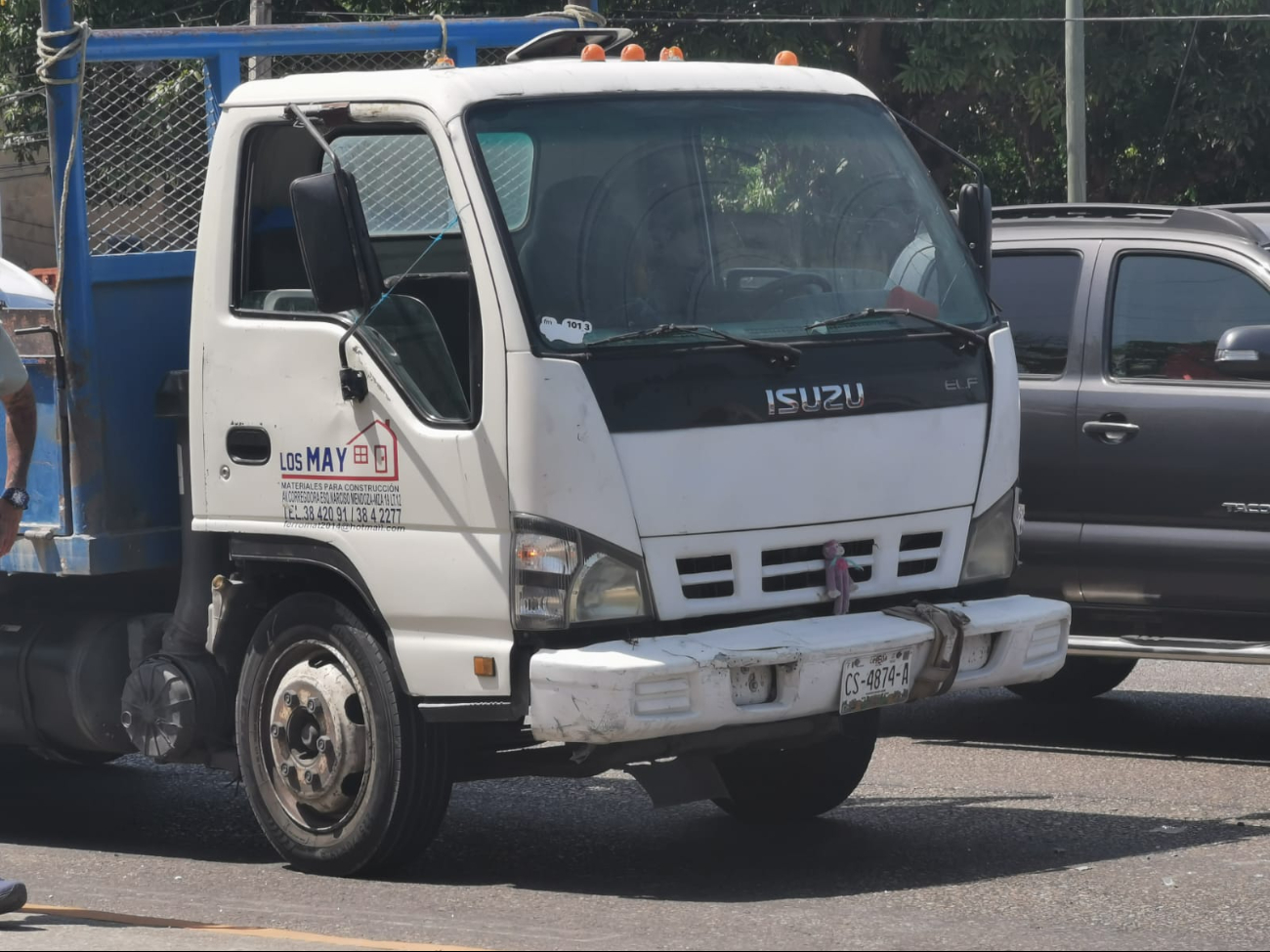El conductor de la camioneta no guardó la distancia y chocó por alcance a un Nissan Versa. El conductor de la camioneta no guardó la distancia y chocó por alcance a un Nissan Versa.