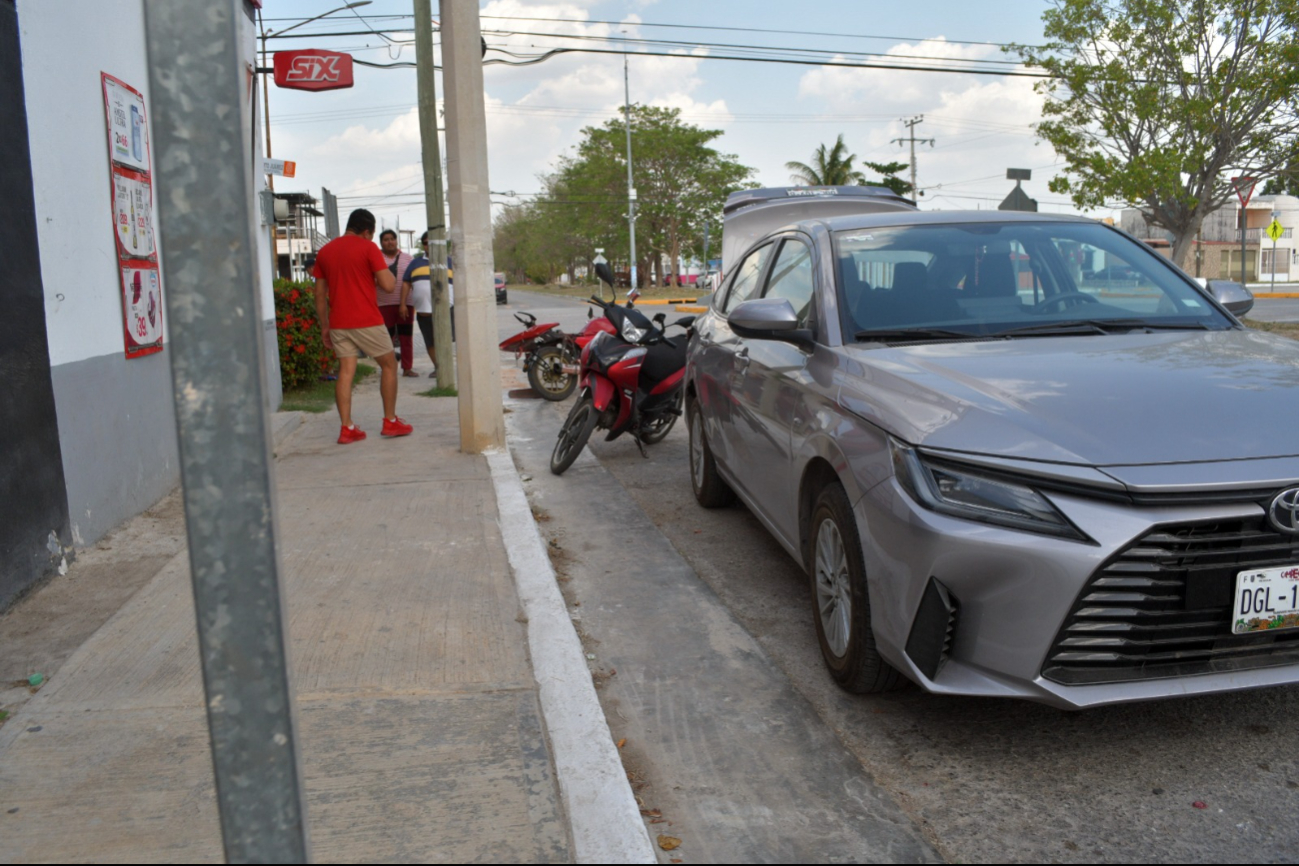 El conductor del auto se detuvo para auxiliar al motociclista herido. El conductor del auto se detuvo para auxiliar al motociclista herido.