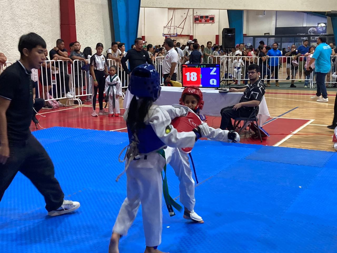 En el primer combate del Intercolegial se enfrentaron dos niñas. En el primer combate del Intercolegial se enfrentaron dos niñas.
