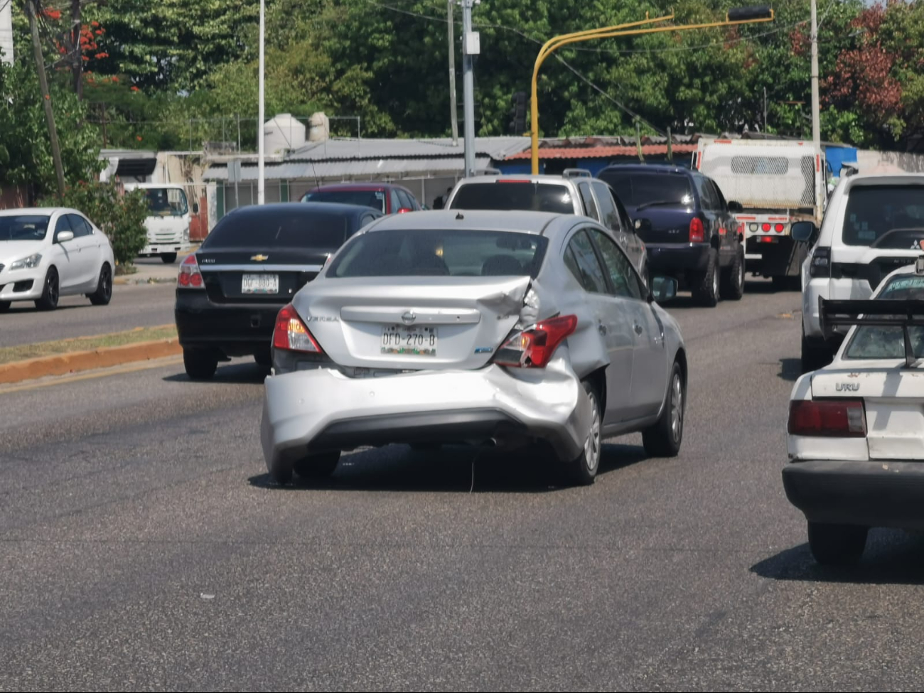 Choque entre camioneta y Versa causa caos vial en Isla de Tris, en Ciudad del Carmen