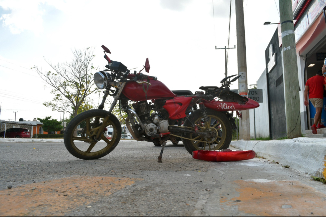 Conductor impacta a motociclista en la unidad Presidentes de México en Campeche